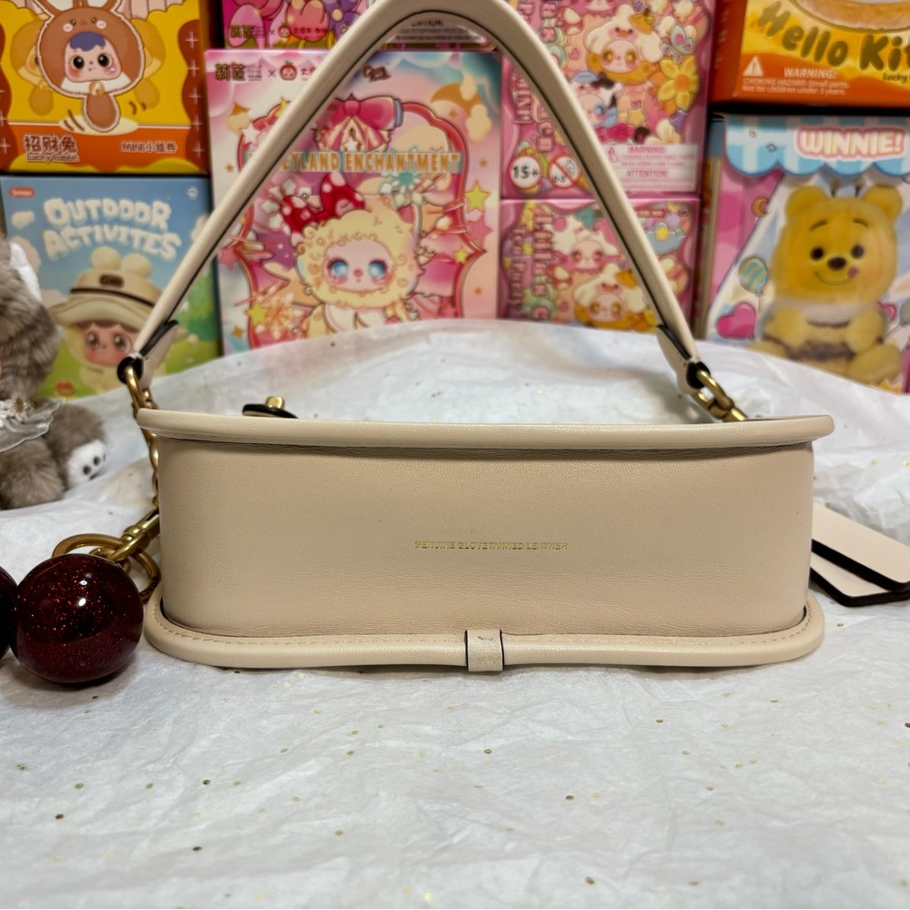 Beautiful Coach Limited Edition Swinger Bag 
PLUS Coach Cherries Keychain!🍒 - Picture 3 of 16